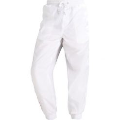 Calvin Klein Jeans GONIS Spodnie treningowe bright white. Białe jeansy męskie marki Calvin Klein Jeans, z dresówki. Za 549,00 zł.