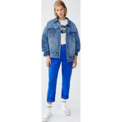 Jeansy mom fit w elektrycznym niebieskim kolorze. Niebieskie jeansy damskie Pull&Bear, z jeansu. Za 75,90 zł.