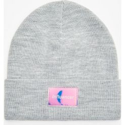 Czapka z naszywką holo - Jasny szary. Szare czapki damskie Cropp, z aplikacjami. Za 24,99 zł.