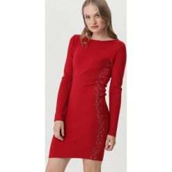 Czerwona Sukienka Lurnea. Czerwone sukienki damskie Born2be, na zimę, xl, w koronkowe wzory, z dzianiny, bez kołnierzyka, bez rękawów, długie, mini, dopasowane. Za 89,99 zł.