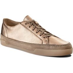 Półbuty CLARKS - Hidi Holly 261310314 Rose Gold Lea. Różowe półbuty damskie Clarks, na co dzień, bez wzorów, ze skóry, bez obcasa, na płaskiej podeszwie, bez zapięcia. W wyprzedaży za 189,00 zł.