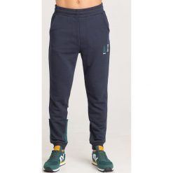 SPODNIE DRESOWE Armani Exchange. Niebieskie spodnie męskie m, z nadrukiem, z dzianiny. Za 305,40 zł.