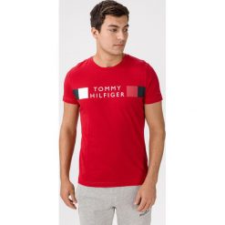 Tommy Hilfiger Koszulka Czerwony. Czerwone podkoszulki męskie TOMMY HILFIGER, xl, z nadrukiem, z bawełny, z krótkim rękawem. Za 187,95 zł.