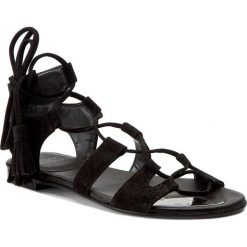 Sandały STUART WEITZMAN - Romanflat Black Suede. Czarne klapki damskie Stuart Weitzman, z aplikacjami, ze skóry, bez obcasa, na obcasie. W wyprzedaży za 859,00 zł.