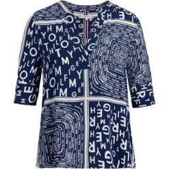 Bluzka Tommy Jeans Donna WW0WW25625. Niebieskie bluzki damskie Tommy Jeans, bez wzorów, z wiskozy, bez kołnierzyka, bez rękawów. W wyprzedaży za 209,00 zł.