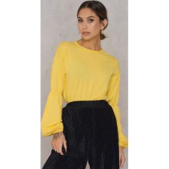 NA-KD Sweter z szerokim rękawem - Yellow. Żółte swetry klasyczne damskie marki NA-KD, z okrągłym kołnierzem. W wyprzedaży za 70,67 zł.