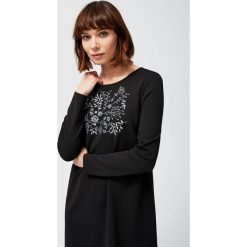 Sukienka z haftem. Czarne sukienki damskie Moodo, na co dzień, xl, z haftami, z elastanu, casualowe, z okrągłym kołnierzem, bez rękawów, proste. Za 29,99 zł.