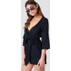 NA-KD Kopertowy kombinezon - Black. Czarne kombinezony damskie NA-KD, z kopertowym dekoltem. Za 121,95 zł.