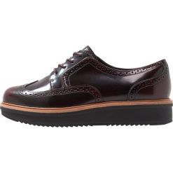 Clarks TEADALE MAIRA Oksfordki aubergine. Czerwone półbuty damskie Clarks, bez wzorów, ze skóry, bez obcasa, na sznurówki. Za 429,00 zł.