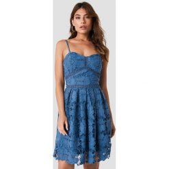 NA-KD Boho Koronkowa sukienka na ramiączkach - Blue. Niebieskie sukienki damskie NA-KD Boho, na imprezę, w koronkowe wzory, z koronki, boho, bez kołnierzyka, bez rękawów, mini. Za 242,95 zł.