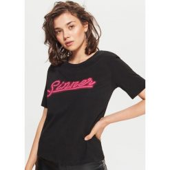 Koszulka z nadrukiem - Czarny. Czarne t-shirty damskie marki Cropp, l, z nadrukiem. W wyprzedaży za 14,99 zł.