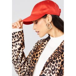 Czapki damskie: NA-KD Accessories Satynowa czapka z daszkiem – Red