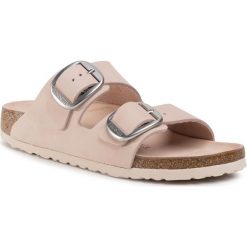 Klapki BIRKENSTOCK - Arizona Big Buckle 1015804 Light Rose. Różowe klapki damskie Birkenstock, bez wzorów, ze skóry, bez obcasa. Za 489,00 zł.