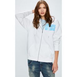 Calvin Klein Jeans - Bluza Institutional Box Logo. Białe bluzy damskie Calvin Klein Jeans, s, z nadrukiem, z bawełny, bez rękawów, z kapturem. W wyprzedaży za 319,90 zł.