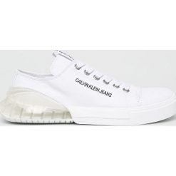 Calvin Klein Jeans - Buty. Białe buty sportowe damskie Calvin Klein Jeans, bez wzorów, z jeansu, sportowe. W wyprzedaży za 349,90 zł.