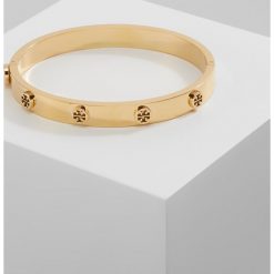 Tory Burch LOGO STUD HINGE BRACELET Bransoletka goldcoloured. Żółte bransoletki damskie na nogę Tory Burch. Za 549,00 zł.