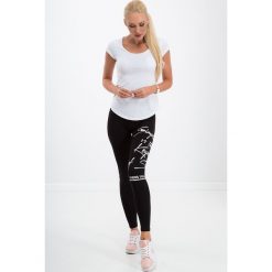 Czarne Legginsy z białym napisem 3641. Czarne legginsy damskie Fasardi, s, z napisami. Za 20,30 zł.