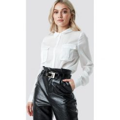 NA-KD Satynowa koszula z kieszeniami - White. Białe koszule damskie NA-KD, bez wzorów, z satyny, bez kołnierzyka, bez rękawów. Za 121,95 zł.