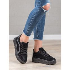 CZARNE SNEAKERSY. Czarne trampki i tenisówki damskie SHELOVET, bez wzorów, bez zapięcia. Za 40,90 zł.