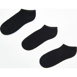 Gładkie skarpety 3 pack - Czarny. Czarne skarpetki damskie Cropp, bez wzorów. Za 25,99 zł.