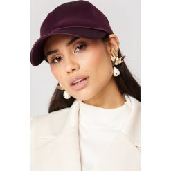 Czapki z daszkiem damskie: NA-KD Accessories Satynowa czapka z daszkiem – Purple