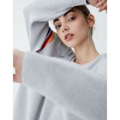 Miękki sweter z tęczą na rękawie. Szare swetry klasyczne damskie marki Pull&Bear. Za 99,90 zł.