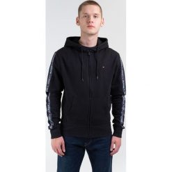 Tommy Hilfiger bluza męska UM0UM00708 Hoodie LS HWK, M czarna. Czarne bluzy męskie TOMMY HILFIGER, m, bez wzorów, z bawełny, z kapturem, bez rękawów. W wyprzedaży za 179,00 zł.