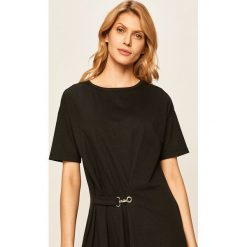 Armani Exchange - Sukienka. Czarne sukienki damskie Armani Exchange, na co dzień, s, bez wzorów, z bawełny, casualowe, z okrągłym kołnierzem, z krótkim rękawem, krótkie, mini, proste. W wyprzedaży za 349,90 zł.