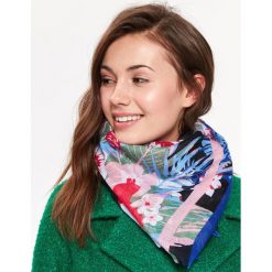 CIENKI SZALIK Z MOTYWEM KWIATOWYM. Czarne szaliki damskie marki Top Secret, na zimę, w kolorowe wzory, z tkaniny. W wyprzedaży za 19,99 zł.