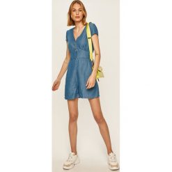 Guess Jeans - Kombinezon. Niebieskie kombinezony damskie Guess Jeans, na co dzień, s, z aplikacjami, z lyocellu, casualowe, bez kołnierzyka, z krótkim rękawem, krótkie. Za 469,90 zł.
