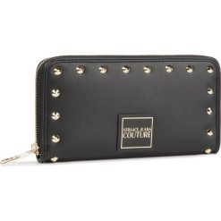 Duży Portfel Damski VERSACE JEANS COUTURE - E3VUBPE1 40296 899. Czarne portfele damskie Versace Jeans Couture, bez wzorów, z jeansu. W wyprzedaży za 279,00 zł.