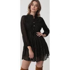 Czarna Sukienka Blackalls. Czarne sukienki damskie Born2be, m, z nadrukiem, klasyczne, ze stójką, bez rękawów, długie, mini. Za 139,99 zł.