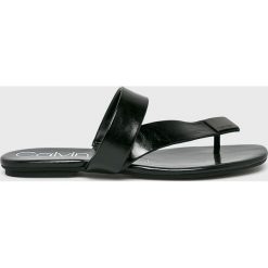 Calvin Klein - Japonki. Czarne klapki damskie Calvin Klein, bez wzorów, z materiału, bez obcasa. W wyprzedaży za 399,90 zł.