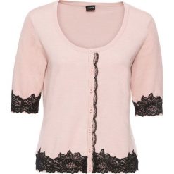 Sweter rozpinany z koronką bonprix różowy. Czerwone swetry rozpinane damskie bonprix, z koronki. Za 79,99 zł.