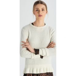 Sweter z falbanką - Kremowy. Białe swetry damskie marki Sinsay, s, bez wzorów, bez rękawów, bez kaptura. Za 39,99 zł.