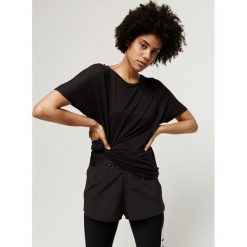 O'Neill Essentials Drapey Koszulka Czarny. Czarne koszulki damskie O'Neill, s, bez wzorów, z wiskozy, bez kołnierzyka, z krótkim rękawem. Za 137,95 zł.