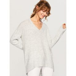 Sweter z dekoltem w serek - Jasny szar. Szare swetry klasyczne damskie marki Reserved, l, z dekoltem w serek. Za 79,99 zł.