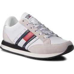 Sneakersy TOMMY JEANS - Rwb Casual Retro Sne EN0EN00289 Rwb 020. Białe półbuty damskie Tommy Jeans, na co dzień, bez wzorów, z jeansu, retro, bez obcasa, na płaskiej podeszwie, bez zapięcia. W wyprzedaży za 279,00 zł.