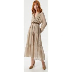 Jasnobeżowa Sukienka Stacy. Brązowe sukienki damskie Born2be, s, w paski, długie, mini, rozkloszowane. Za 129,99 zł.