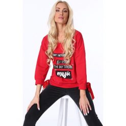 Bluza z nadrukiem czerwona 62753. Czerwone bluzy damskie z nadrukiem marki Fasardi. Za 59,00 zł.