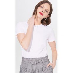 Bawełniana koszulka basic - Biały. Białe koszulki damskie Mohito, s, bez wzorów, z bawełny, bez kołnierzyka, bez rękawów. Za 29,99 zł.