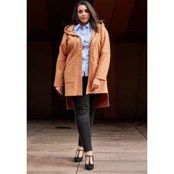 Płaszcz Neli dla puszystych kolor camel OVERSIZE PLUS SIZE JESIEŃ. Brązowe płaszcze damskie Moda Size Plus Iwanek, na wiosnę, plus size, bez wzorów, z elastanu, plus size. Za 199,00 zł.
