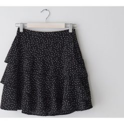 Mini spódnica z falbaną -. Spódniczki damskie Sinsay, s, bez wzorów, mini. W wyprzedaży za 39,99 zł.