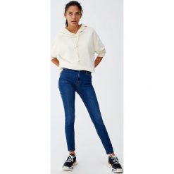 Jeansy super skinny fit z wysokim stanem. Szare jeansy damskie z wysokim stanem marki Pull&Bear, z jeansu. Za 79,90 zł.
