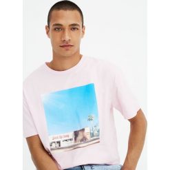 Koszulka z nadrukiem fotograficznym „Meet me here”. Różowe koszulki męskie Pull&Bear, m, z nadrukiem, bez kołnierzyka, z krótkim rękawem, krótkie. Za 29,90 zł.