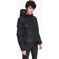 KURTKA KRÓTKA DAMSKA, Z KAPTUREM, PIKOWANA. Czarne kurtki damskie marki Top Secret, na zimę, bez wzorów, eleganckie, krótkie, z kapturem. Za 199,99 zł.
