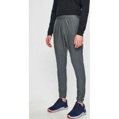 Under Armour - Spodnie. Czarne spodnie męskie Under Armour, xl, bez wzorów, z elastanu, sportowe. W wyprzedaży za 239,90 zł.
