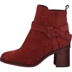 Tamaris Botki 1-1-25090-23-536 Sangria (rozmiar 37). Botki damskie Tamaris, z zamszu, na zamek. W wyprzedaży za 279,00 zł.