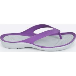 Crocs - Japonki. Fioletowe klapki damskie Crocs, bez wzorów, z gumy, bez obcasa. W wyprzedaży za 99,90 zł.
