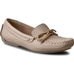 Mokasyny CLARKS - Natala Rio 261230434 Nude Nubuck. Brązowe mokasyny damskie marki Clarks, ze skóry, na płaskiej podeszwie. W wyprzedaży za 249,00 zł.